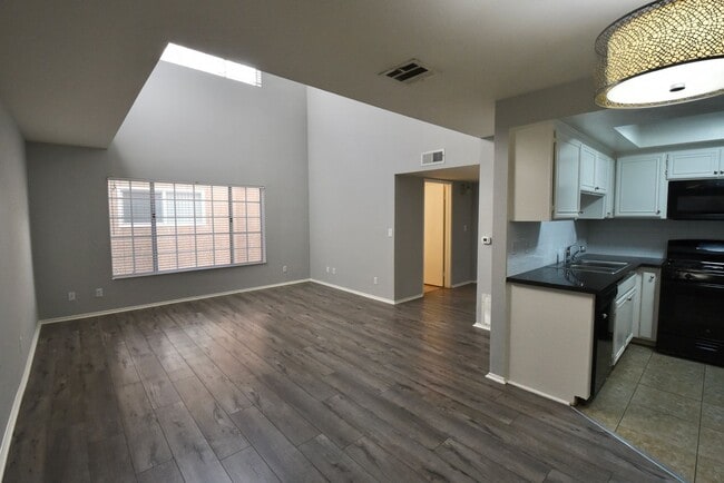 Photo - 5328 Riverton Ave Unit 202