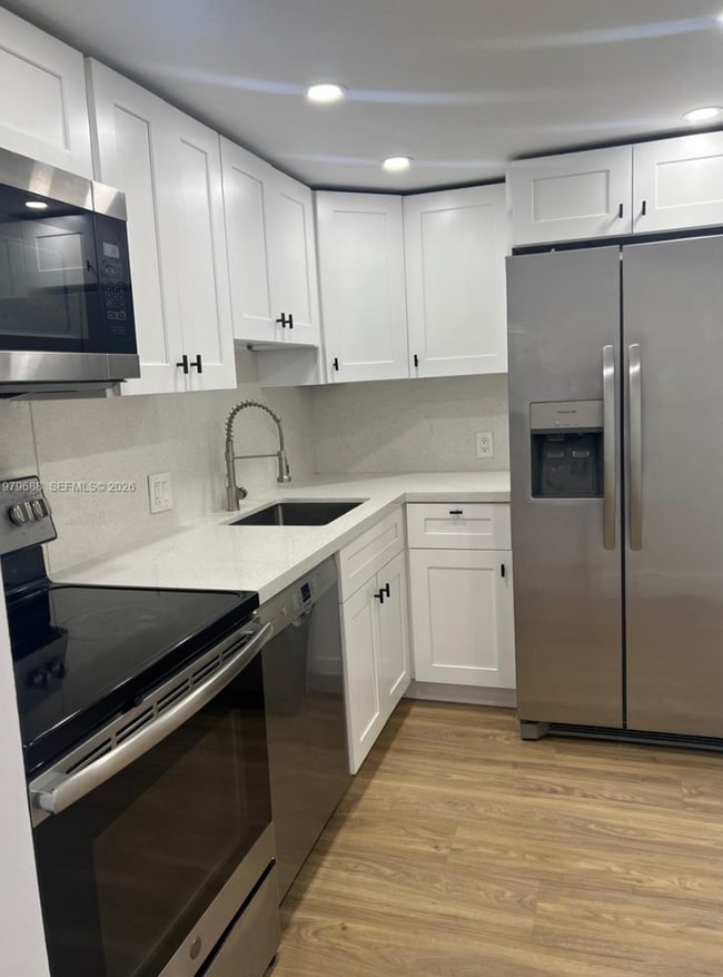 Building Photo - 20301 W Country Club Dr Unit 1024
