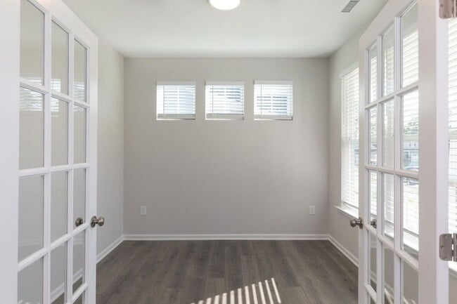 Photo - 411 Stoker St