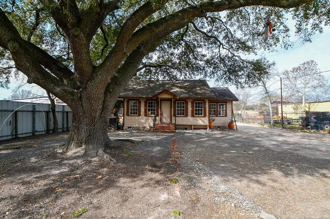 Photo - 1637 Oak Tree Dr