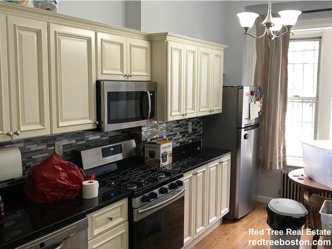 Building Photo - 686 Parker St Unit 2