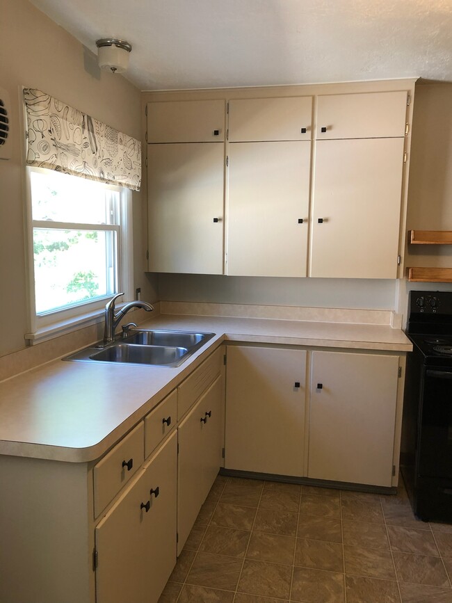 Kitchen - 415 N 7th St Unit 1