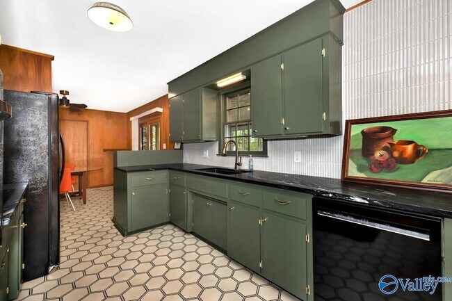 Photo - 1610 Chapman Ave NE