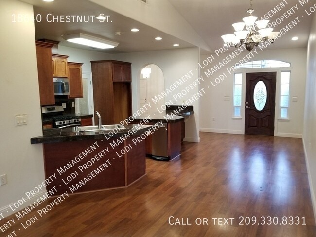 Photo - 18640 Chestnut St
