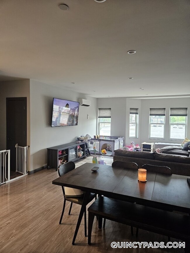 Building Photo - 145 Newbury Ave Rental
