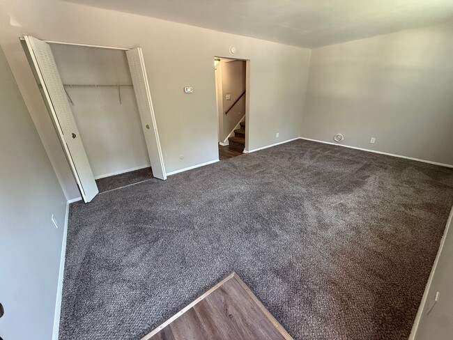 Building Photo - 4807 Lakeside Dr Unit LD4807