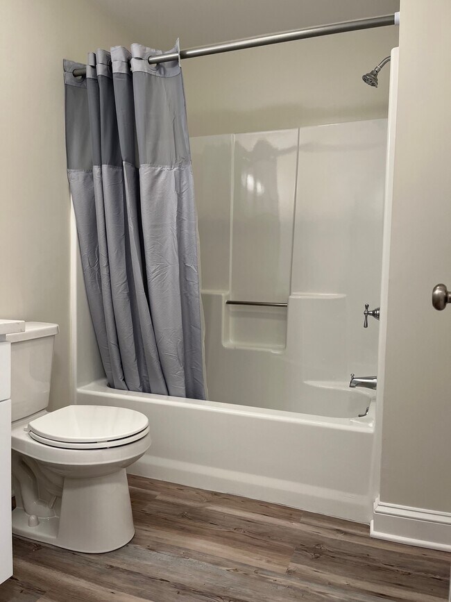 Photo - 3 Van Zant St Unidad 2A