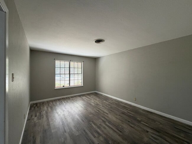 Photo - 749 Burkshire Dr