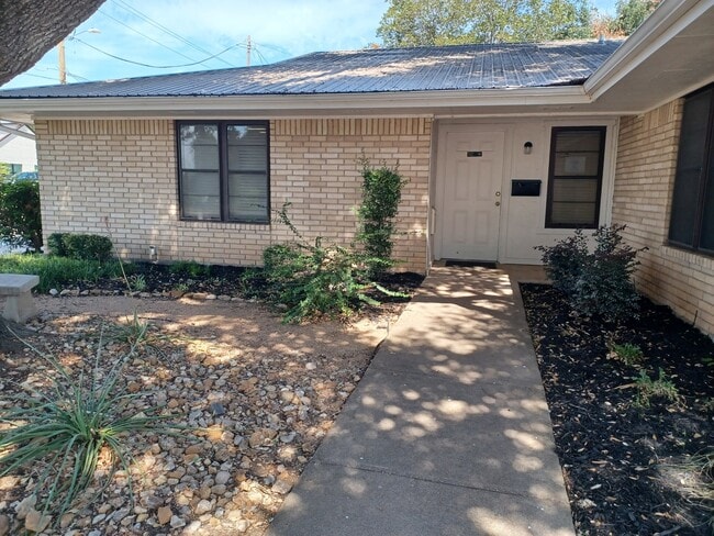 Building Photo - 301 Grace Ln Unit #301