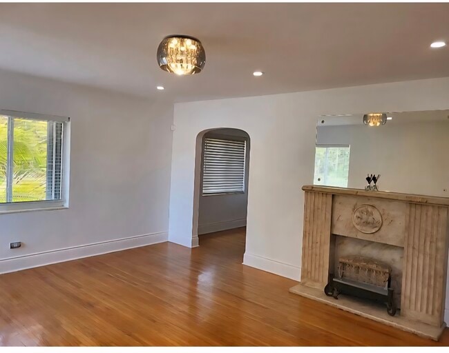 Building Photo - 1215 SW 13th Ave