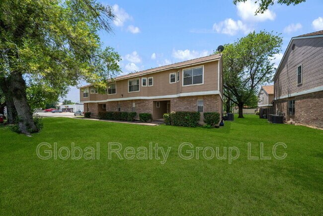 Photo - 909 Schertz Pkwy