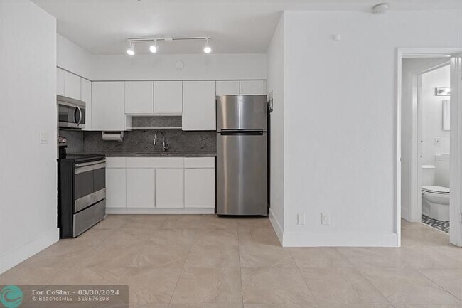 Photo - 3349 NE 33rd St Unit #2