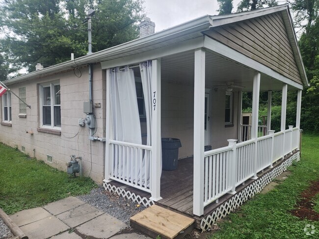 Building Photo - 707 Topeka Ave Rental