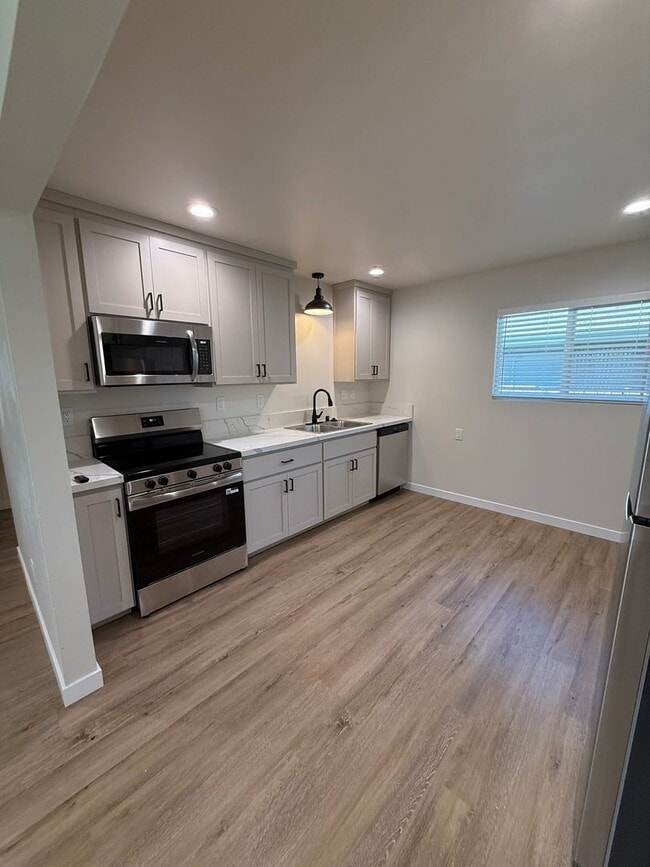 Building Photo - Large Brand New Remodeled 1 Bedroom Unit 835