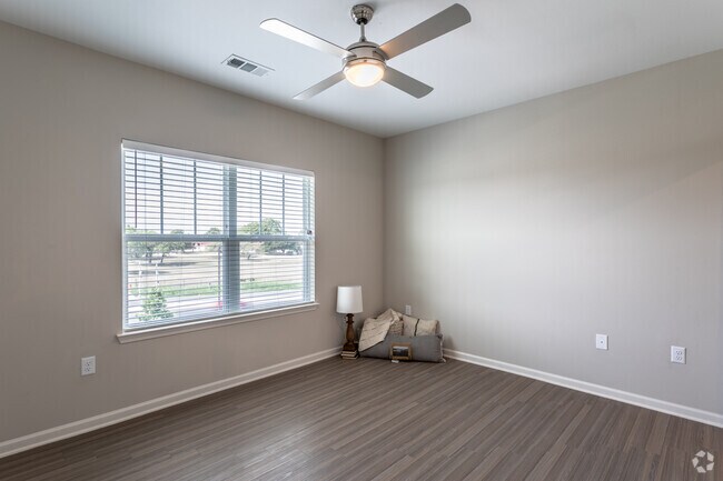 2BR, 2BA - 1072 SF