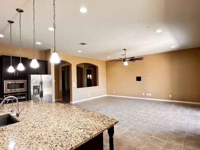 Photo - 4 Bedroom + den energy efficient Hamilton High