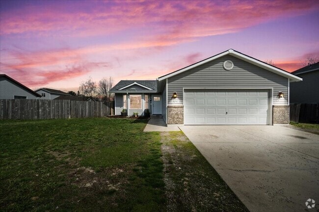 Building Photo - Stunning 3 bdrm 2 bath Hayden Home!
