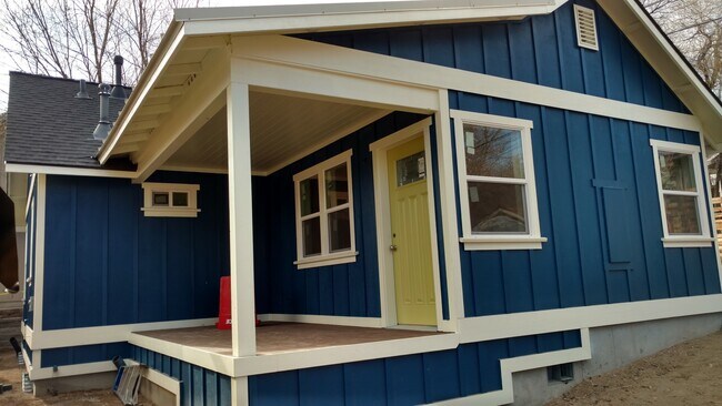 Photo - 830 NW Ogden Ave Unit 2