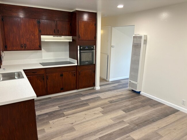 Building Photo - Recently Renovated 2BD/1BA Triplex Unit - Conveniently Located!