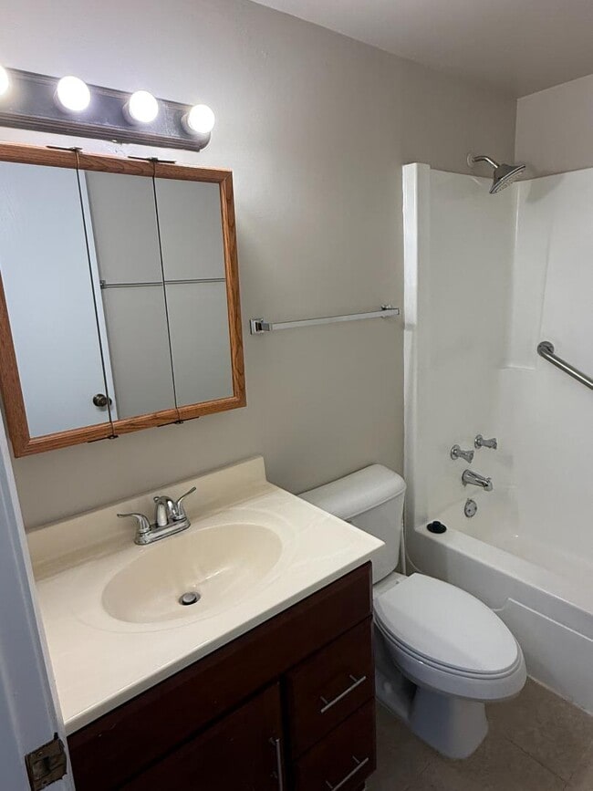 Photo - 591 Coyne St