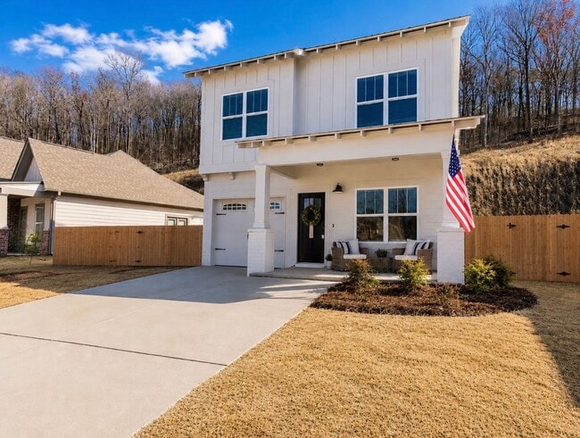 Building Photo - 3 Bedroom Home with Garage and Flat Fenced Backyard!
