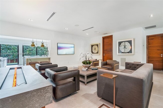 Photo - 60 Shore Dr W