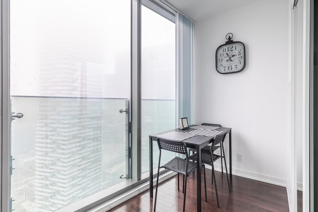 Photo - 17 Lower Simcoe St Unit SI ID1523991P