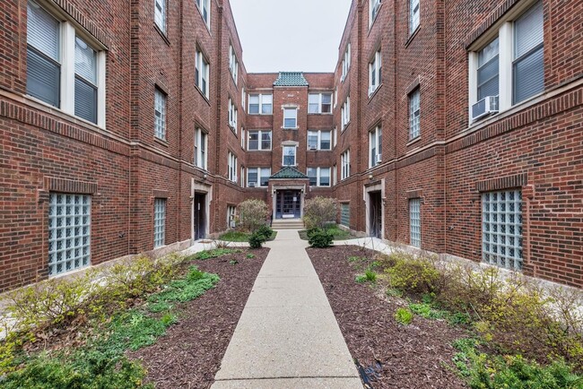 Building Photo - 2450 W Addison St Unit 1B Rental