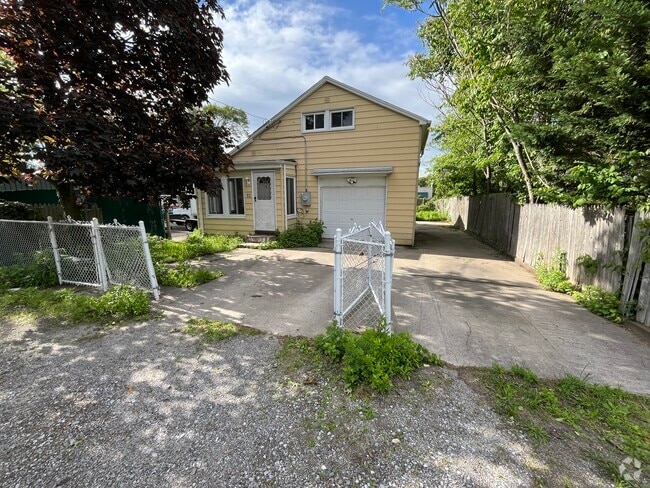 Building Photo - 53 Montauk St Rental