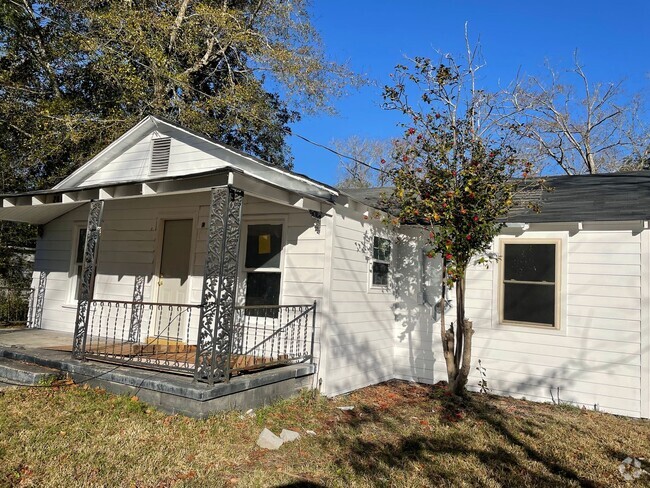 Building Photo - Freshly Remodeled 4 Bed Rental