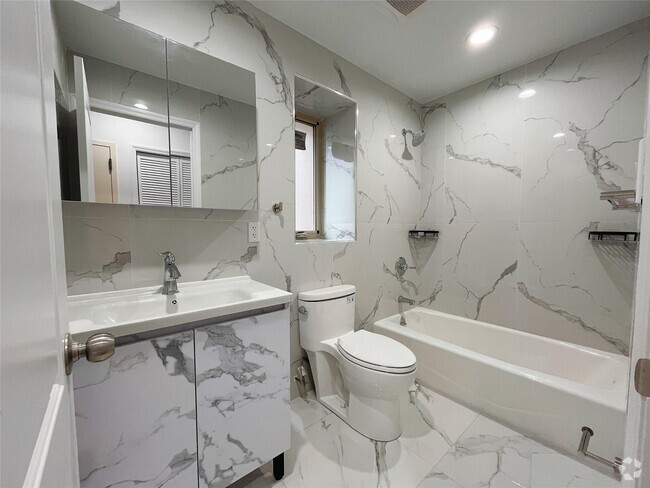 Building Photo - 39-58 58th St Rental