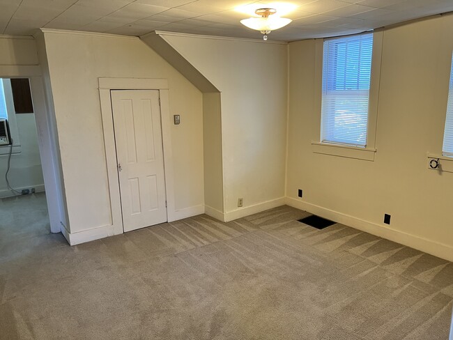 Living room - 913 W High St Unit B