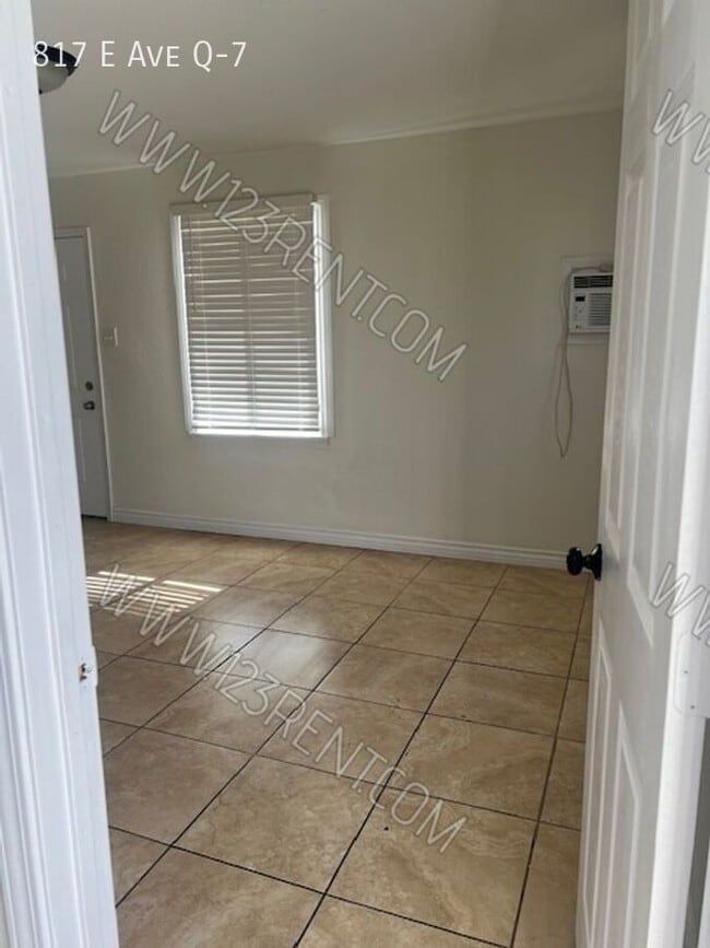 Photo - 817 E Ave Q-7
