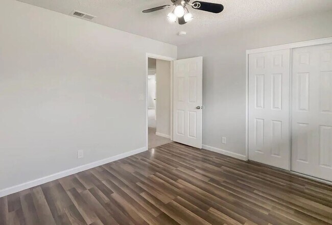 Photo - 5921 Hillsdale Blvd