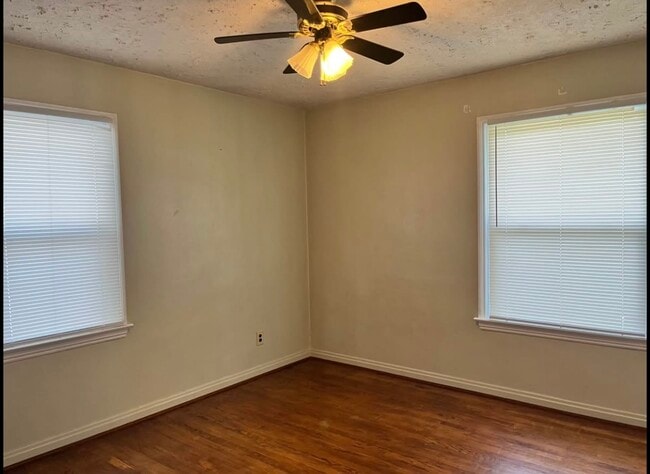 Photo - 1135 Harwood Rd