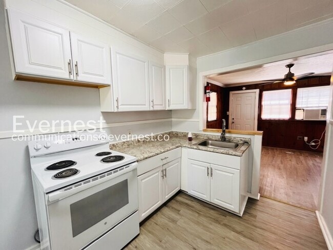 Photo - 521 Launcelot Rd