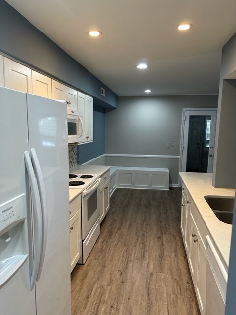 View into kitchen /dining - 614 Bay Tree Ct