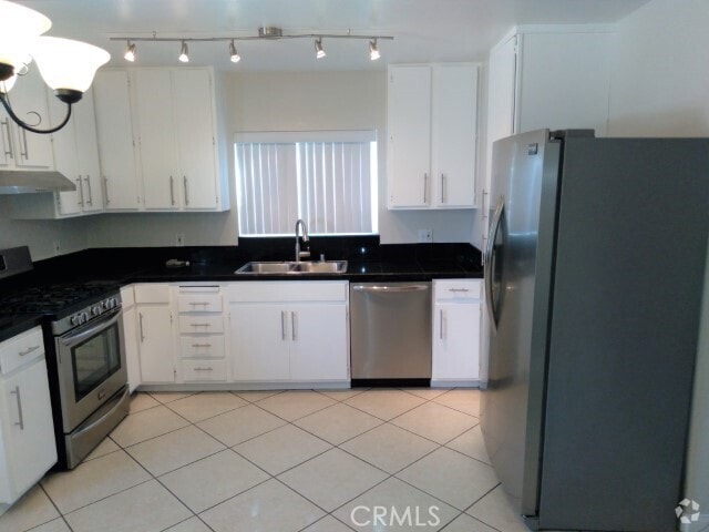 Building Photo - 1927 Cloverfield Blvd Unit 2 Rental