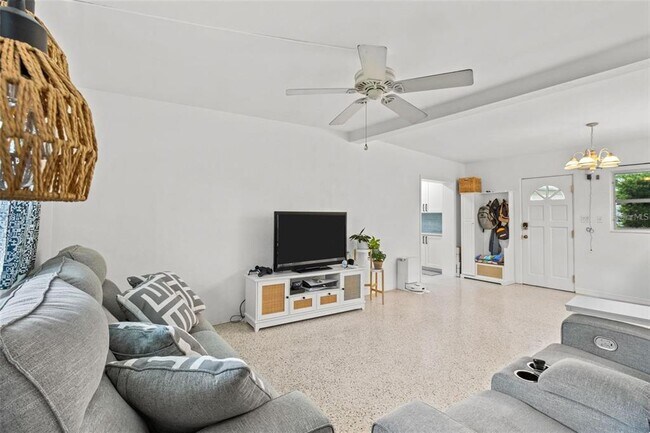 Photo - 11040 2nd St E