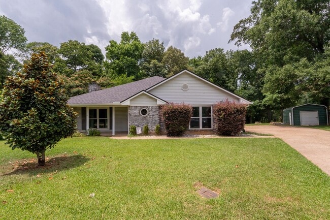 Building Photo - Charming 3 Bedroom Home in Dogwood Hills