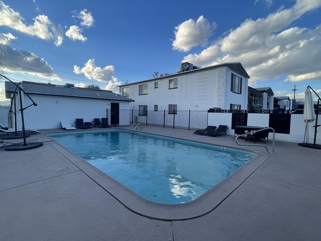 Photo - 301 W Helen St