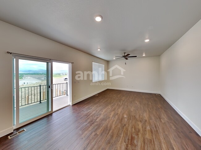 Photo - 8235 Joyce St