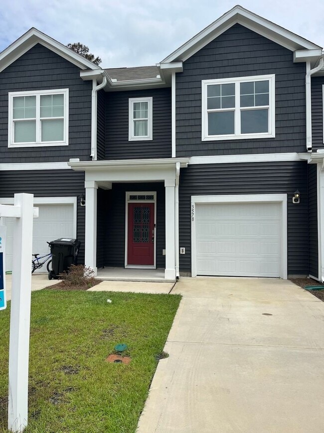 Building Photo - Nice townhome in great location