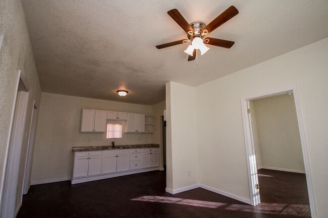 Building Photo - 924 St James St Unit 1