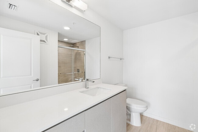 2BR, 2BA w/ Den - 1,085SF - Primary Bathroom