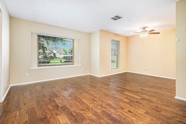 Photo - 302 Lochnell Dr