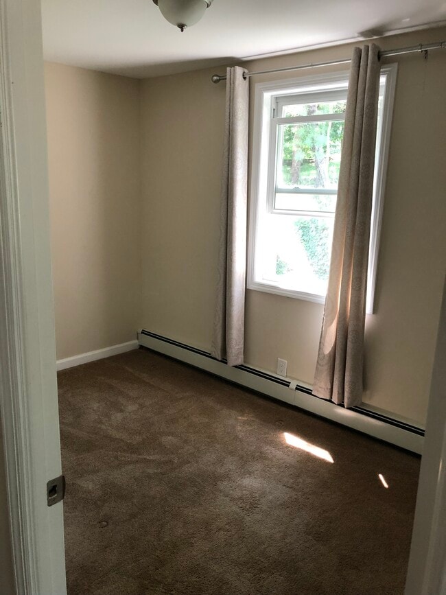Building Photo - 17 Dorchester Rd Unit Room 2 Rental