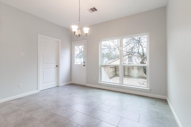 Photo - 710 Barkley St