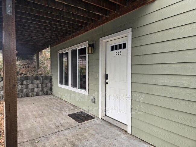 Photo - 1063 NE B St