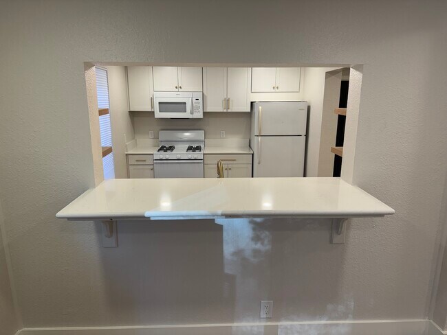 Vista desde la sala de estar hacia la cocina. - 927 Stewart St Unidad 1